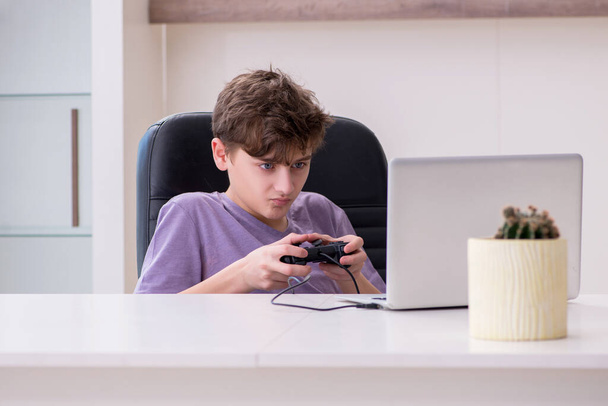 学校の少年は自宅でコンピュータゲームをプレイ - 写真・画像