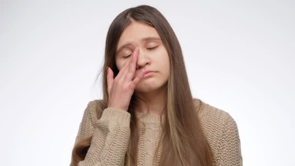 Portrét rozrušené dívky otírající slzy rukou a zvedající se oči - Záběry, video