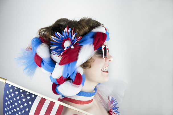 Mujer sosteniendo bandera americana - Foto, Imagen