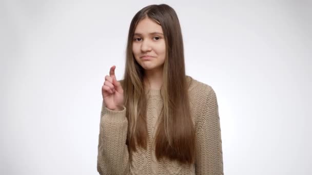 Retrato de chica sonriente agitando el dedo índice y no haciendo ninguna señal - Metraje, vídeo