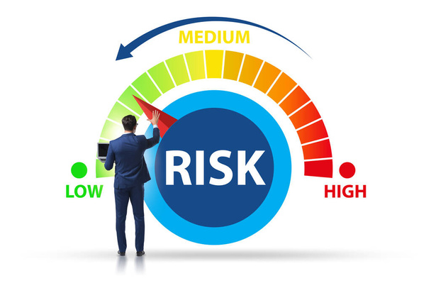 Imprenditore nel concetto di misurazione e gestione del rischio - Foto, immagini
