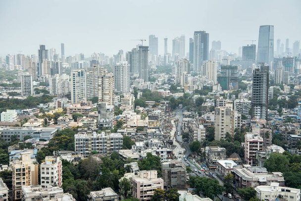 MUMBAI-INDIA - April 10, 2021: Aerial view of the Mahim, Dadar during weekend lockdown restrictions imposed by the state government amidst rising Covid-19 coronavirus cases, in Mumbai. - Foto, afbeelding