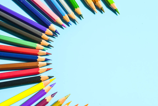 rząd kolorowych ołówków na niebieskim tle - Zdjęcie, obraz