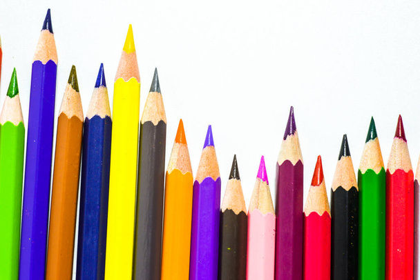 Beyaz arkaplanda izole edilmiş renkli kalemler - Fotoğraf, Görsel