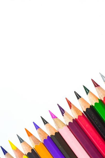crayons colorés isolés sur fond blanc - Photo, image