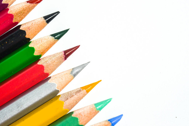 πολύχρωμα μολύβια που απομονώνονται σε λευκό φόντο - Φωτογραφία, εικόνα