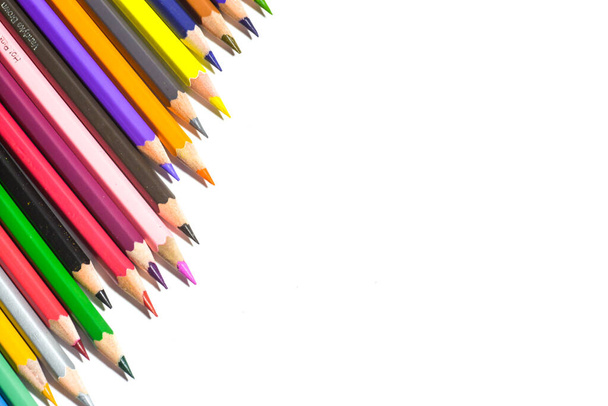 kolorowe ołówki izolowane na białym tle - Zdjęcie, obraz