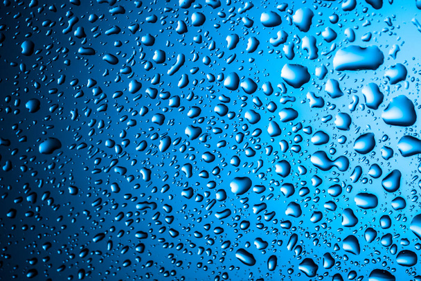 fondo de pantalla abstracto con gotas de agua sobre vidrio - Foto, imagen