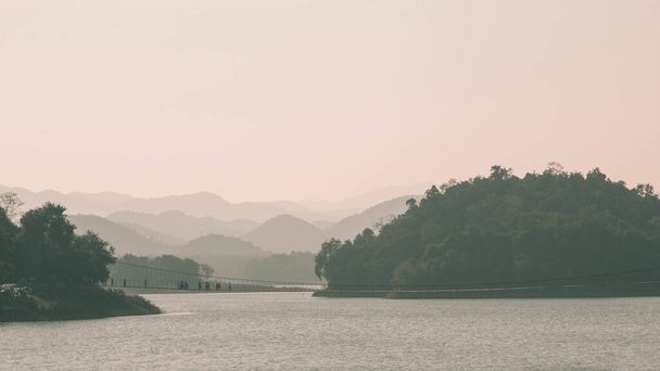 Размытое изображение из-за тумана, красивые горы озера реки небо и природные достопримечательности в Каенг Крачан плотины национального парка, Пхетчабури, Таиланд - Фото, изображение