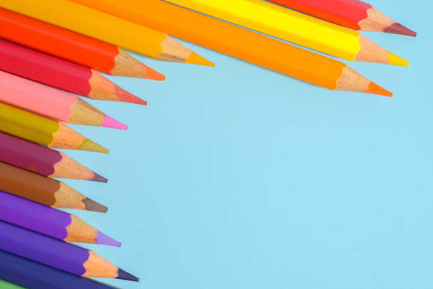 színes ceruzák kék háttér, másolás tér - Fotó, kép