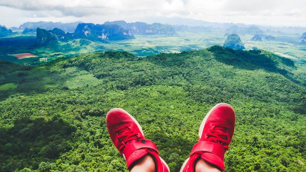 czerwone buty turystyczne szczęśliwie rozszerzone w piękne krajobrazy. Pomysły na podróże po kryzysie Covid-19 - Zdjęcie, obraz