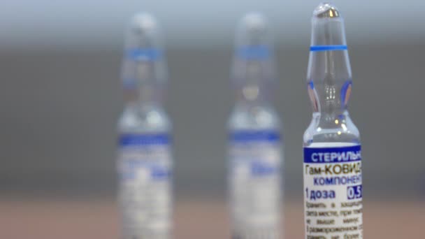 Ampollas de la vacuna GAM COVID Vac, conocida como Sputnik V. Escrito en ruso traducido como Gam-COVID-Vac, Componente 1. Nuevo estudio de vacunas - Rusia.Moscú 11.06.2021 - Imágenes, Vídeo
