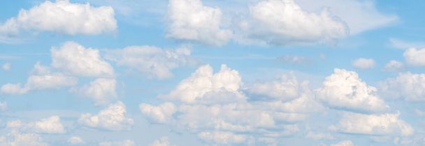 Panoramatický obrázek s nadýchanými bílými mraky na modré obloze. - Fotografie, Obrázek