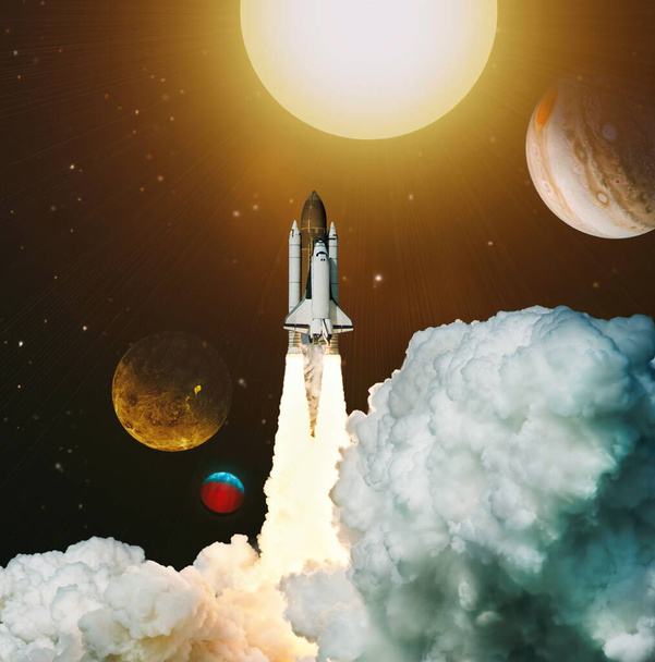 La nave espacial despega hacia el cielo estrellado. Lanzamiento del Espacio. Elementos de esta imagen proporcionados por la NASA - Foto, imagen