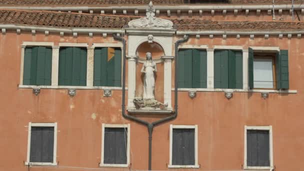 ヴェネツィア、イタリア、ヨーロッパの像と赤の建物 - 映像、動画