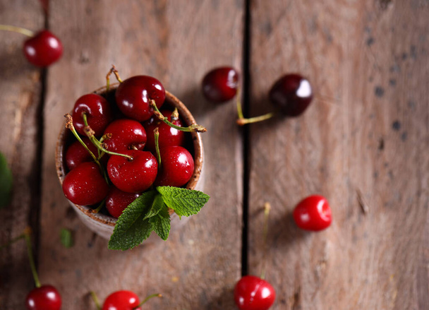 Organiczne jagody dojrzałe wiśnia na stole - Zdjęcie, obraz