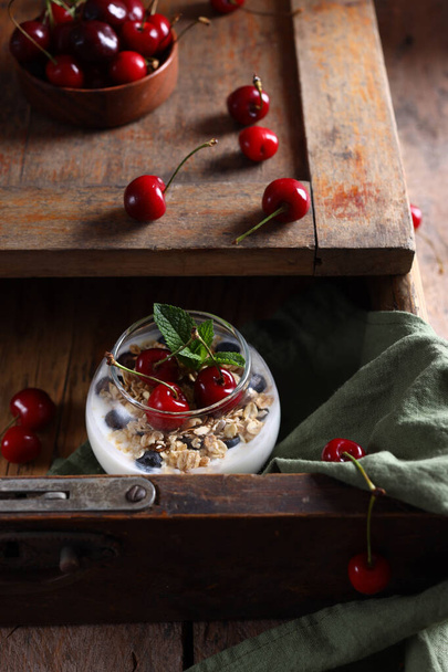 organic milk dessert with fresh berries - Fotoğraf, Görsel