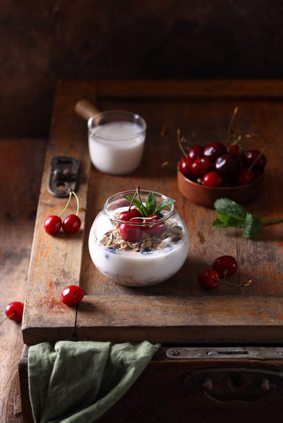organic milk dessert with fresh berries - Foto, Bild