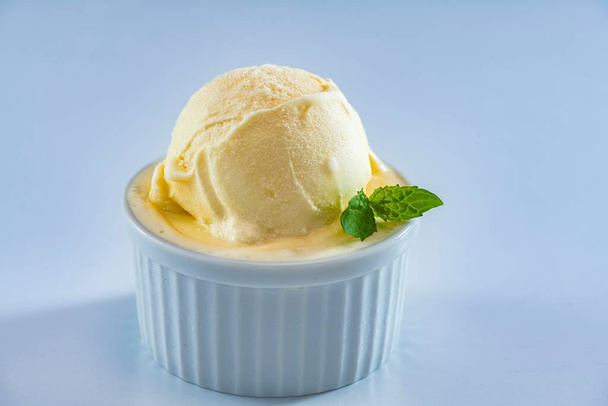 Delicioso helado suave hecho con leche fresca - Foto, Imagen