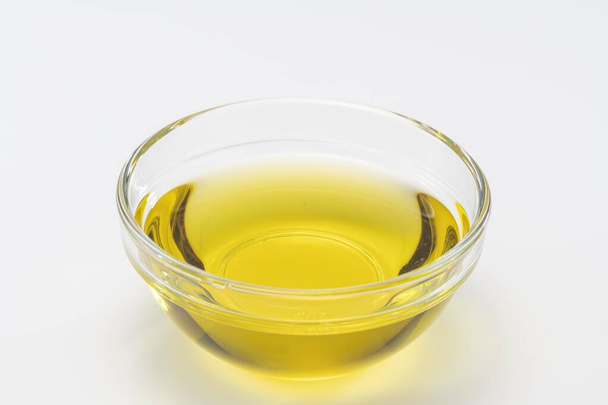 свежее, вкусное и здоровое оливковое масло - Фото, изображение