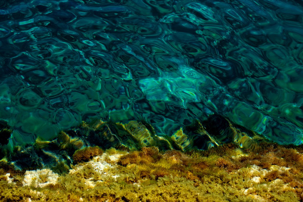 Smaragdový krystal vody pozadí, rozostření, Foto, pohyb, pohyb, moře v pohybu, čistá voda na Maltě - Fotografie, Obrázek
