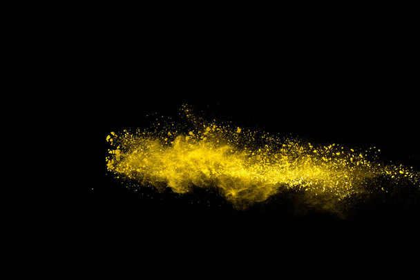 Gelbe Farbexplosion auf schwarzem Hintergrund. - Foto, Bild