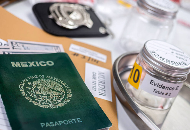 Meksykański paszport obok torby z dowodami w laboratorium kryminalistycznym, obraz koncepcyjny - Zdjęcie, obraz