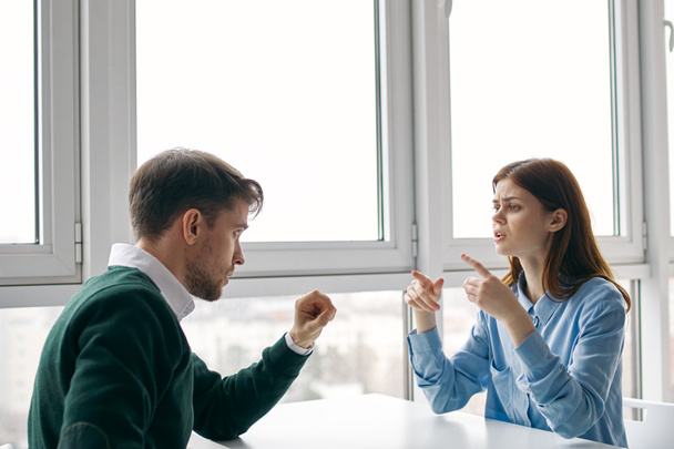zakenman en vrouw zitten aan tafel werk collega 's communicatie - Foto, afbeelding