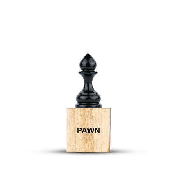 Черная шахматная пешка, на деревянном блоке. Изолированный на белом фоне. Игра. Обучение. Образование. Элемент дизайна. - Фото, изображение