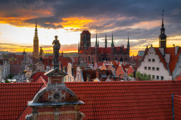 Amazing architecture of the main city in Gdansk at sunset, Poland. Aerial view of the Long Market, Main Town Hall and St. Mary Basilica - Φωτογραφία, εικόνα