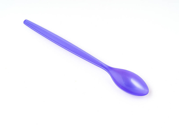 Cucchiaio di plastica di colore blu isolato su sfondo bianco. - Foto, immagini