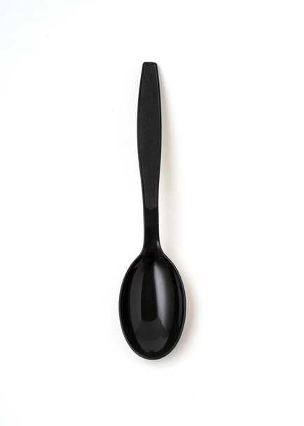 Cucchiaio di plastica di colore nero isolato su sfondo bianco. - Foto, immagini