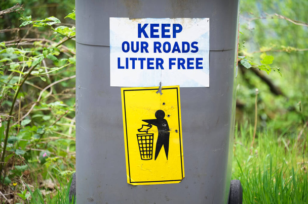 Mantenga las carreteras sin basura signo al borde de la carretera en cubo de trigo - Foto, Imagen