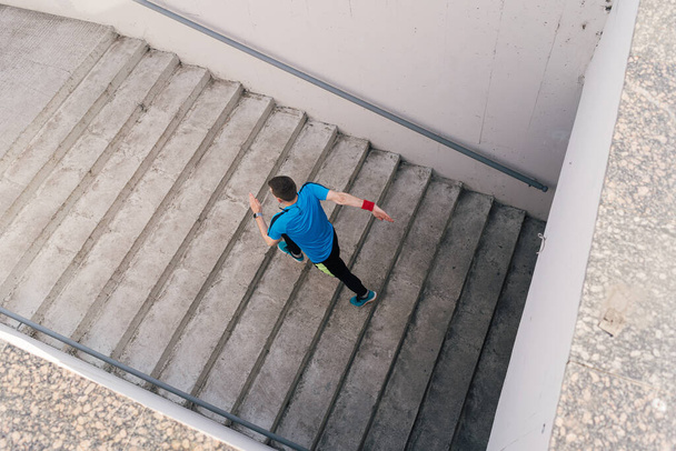 Fiatalember gyakorló szünet edzés a lépcsőn - Fotó, kép