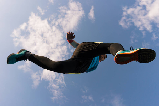 Sportler rennt und springt in den Himmel - Foto, Bild