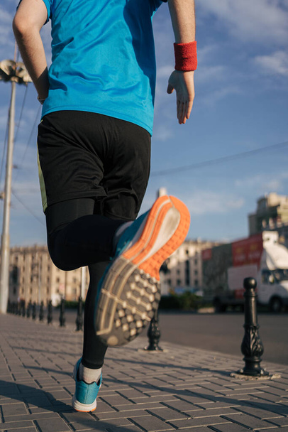 Ajuste hombre corriendo piernas en la ciudad - Foto, imagen