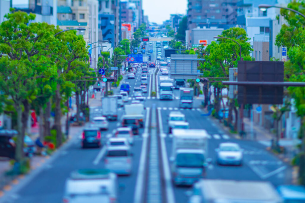 Een tijdspanne van miniatuur file op de avenue overdag in de binnenstad tiltshift - Foto, afbeelding