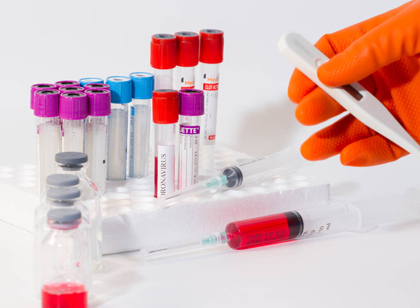 tube sanguin en laboratoire pour la détection du coronavirus  - Photo, image