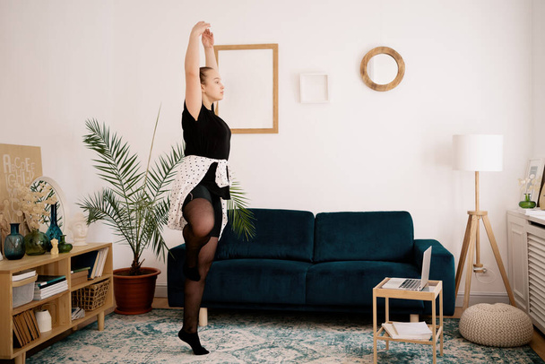 Досить молода леді практикує балет онлайн
 - Фото, зображення