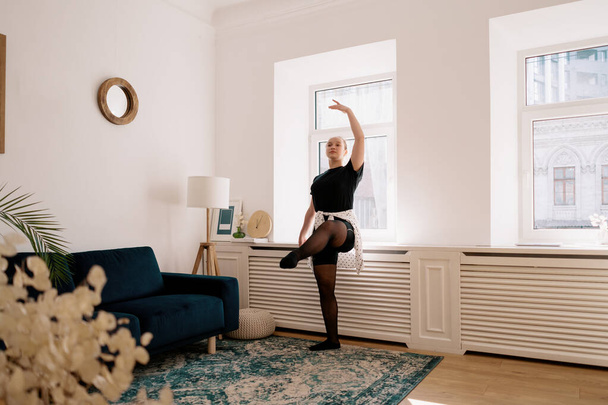 Hübsche junge Dame übt online Ballett - Foto, Bild