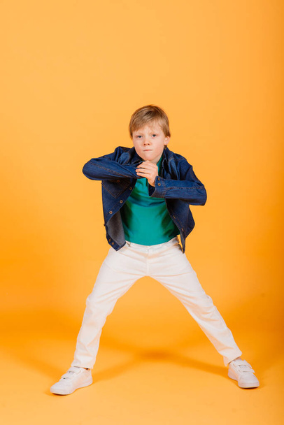 Grimacing emotivní zrzka fasion chlapec pózovat ve žlutém studiu - Fotografie, Obrázek
