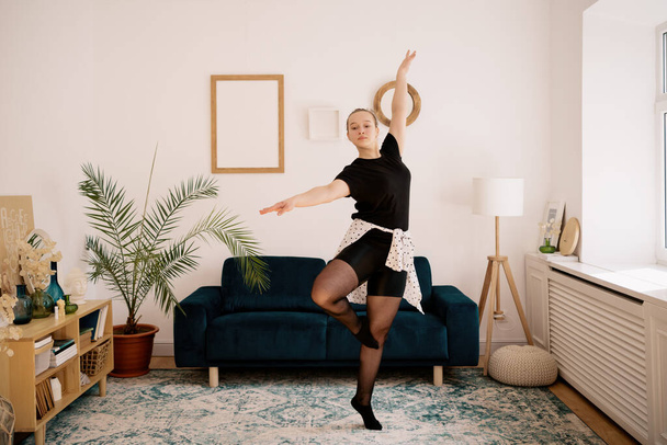Hübsche junge Dame übt online Ballett - Foto, Bild