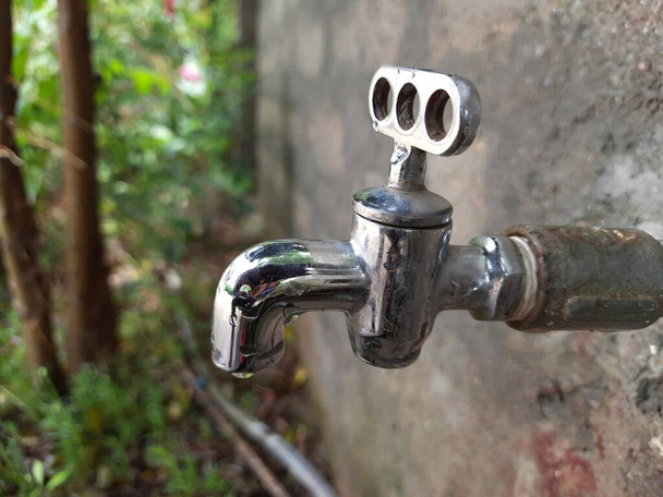 Wasser aus dem Wasserhahn ablassen - Foto, Bild