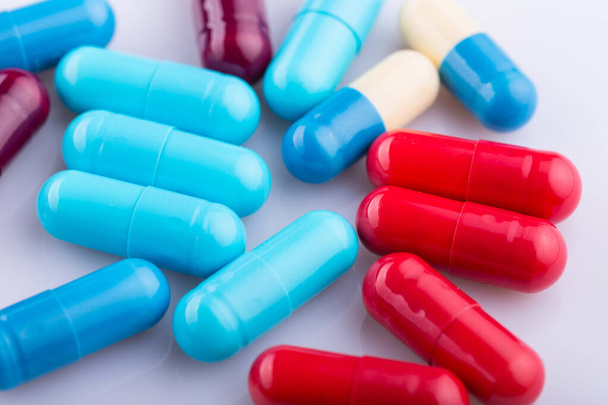 Δισκία χάπια κάψουλα σωρός αναμιγνύουν φάρμακα θεραπείας, πάνω από ένα λευκό φόντο - Φωτογραφία, εικόνα