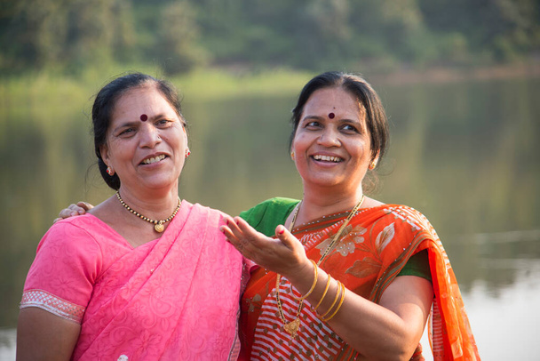 Feliz dos mujeres indias divirtiéndose al aire libre. - Foto, Imagen