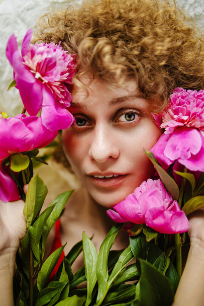 Retrato de hermosa mujer europea con flor de peonía - Foto, Imagen