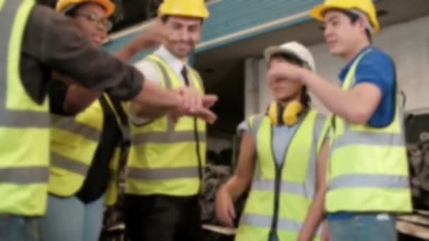 Blur Fokus VDO: Gruppe von Menschen in Uniformen und Helmen in einem Lager, Verschiedene Rassen Arbeiter, kaukasischen, schwarzen und asiatischen Fabrikangestellten und Kollegen zusammenarbeiten und Harmonie. - Filmmaterial, Video