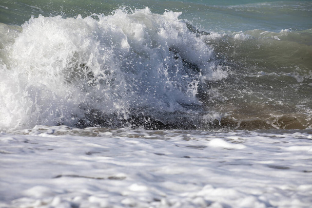nagy tengeri hullámok hab a part közelében, vízszintes - Fotó, kép