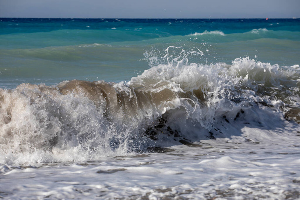 nagy hullámok hab és homok a part közelében, pihenés, horizont - Fotó, kép