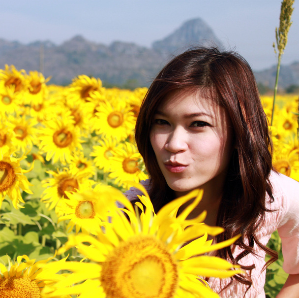 Women in the field of sunflowers - Zdjęcie, obraz